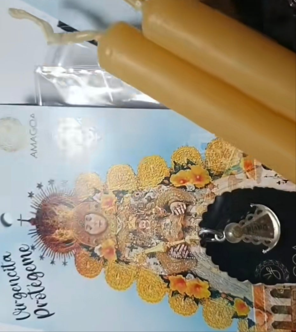 Medalla Virgen del Rocío con arena y nombre personalizado.