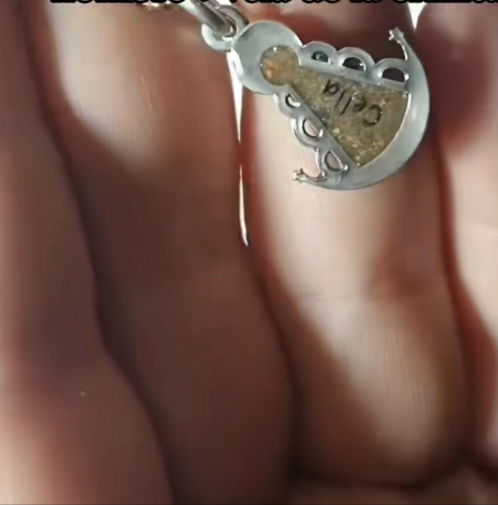 Medalla Virgen del Rocío con arena y nombre personalizado.